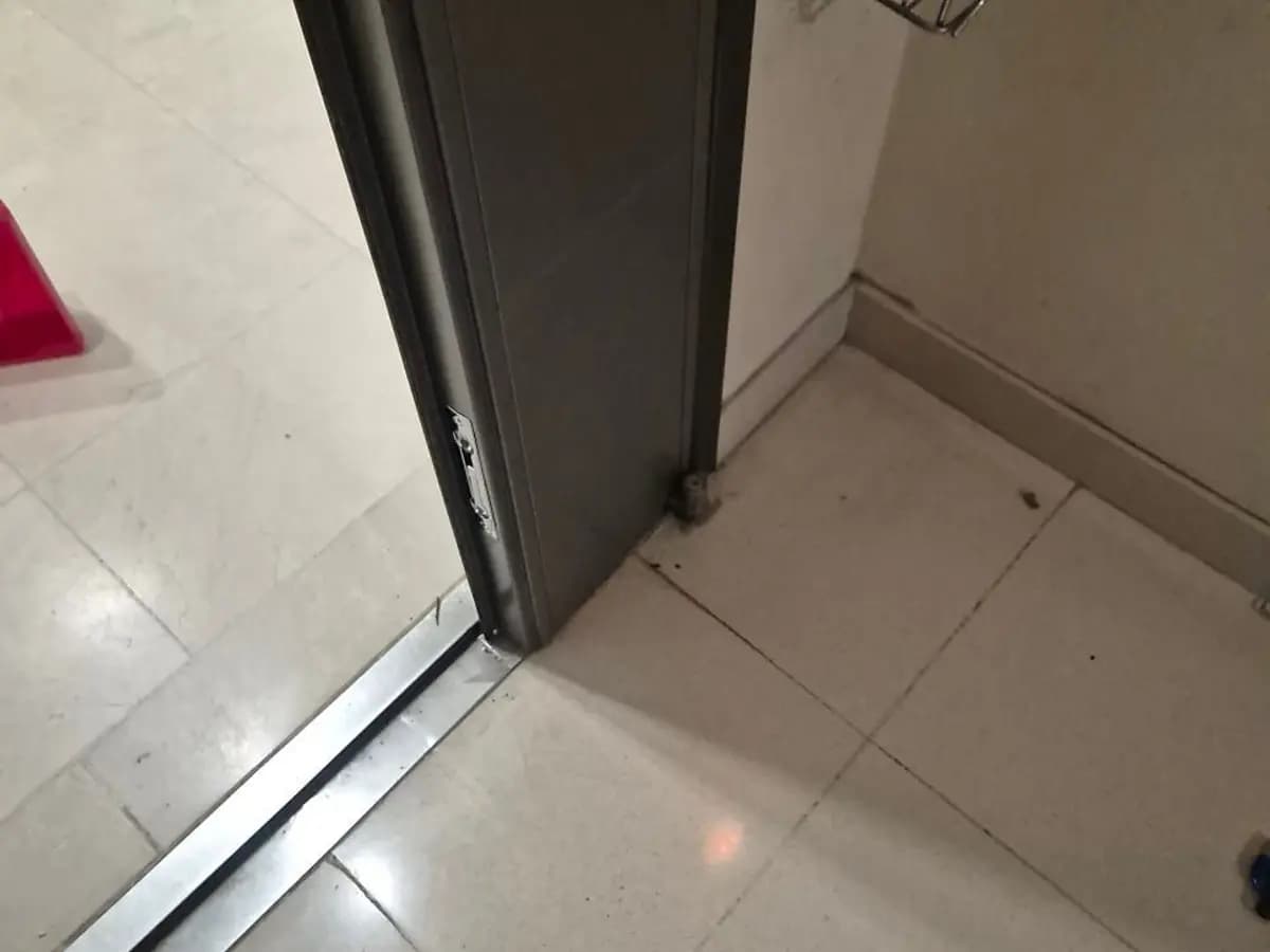 문·문틀 수리 시공 현장 — 강남, 송파 문수리 업체-잠실 갤러리아팰리스